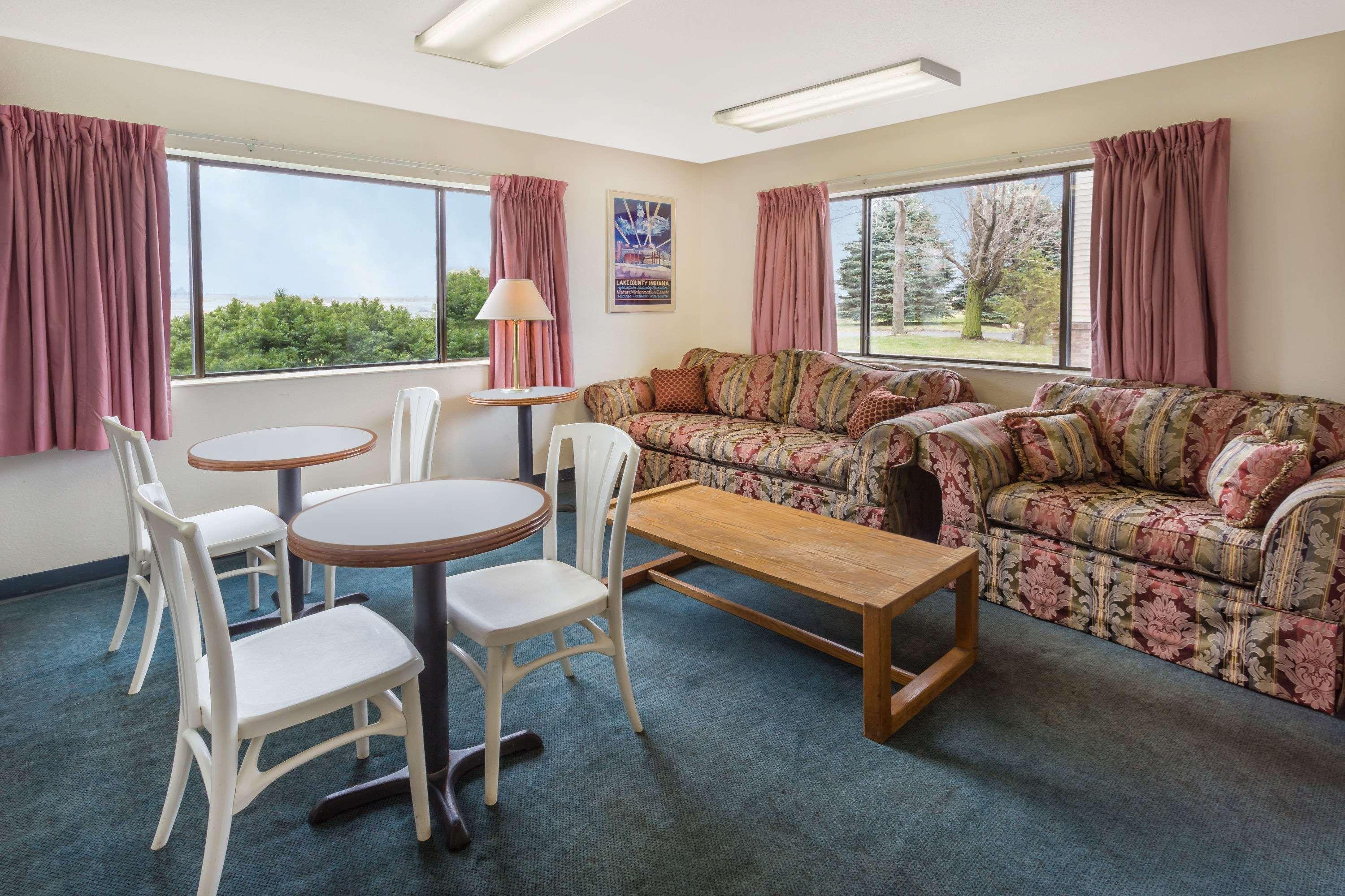 Super 8 By Wyndham Hebron Lowell Area Exterior foto